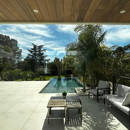Villa Californienne Grand Standing Avec Piscine Miroir Calme Et Residentiel Borne Ev