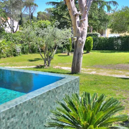 Californienne Grand Standing Avec Piscine Miroir Calme Et Residentiel Borne Ev Villa