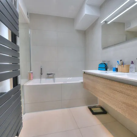 Californienne Grand Standing Avec Piscine Miroir Calme Et Residentiel Borne Ev Villa