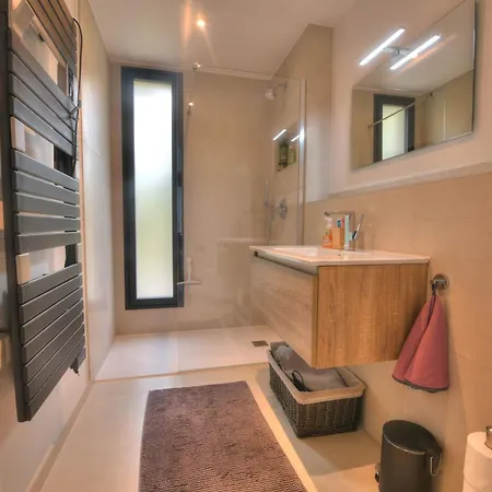 Villa Californienne Grand Standing Avec Piscine Miroir Calme Et Residentiel Borne Ev