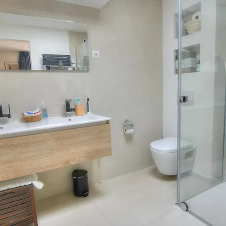 Villa Californienne Grand Standing Avec Piscine Miroir Calme Et Residentiel Borne Ev Saint-Raphael (Var)