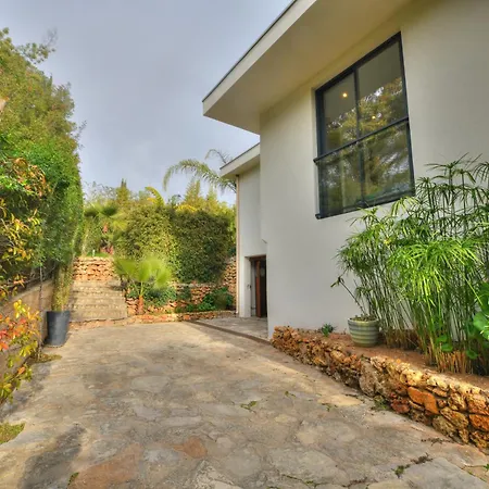 Californienne Grand Standing Avec Piscine Miroir Calme Et Residentiel Borne Ev Villa